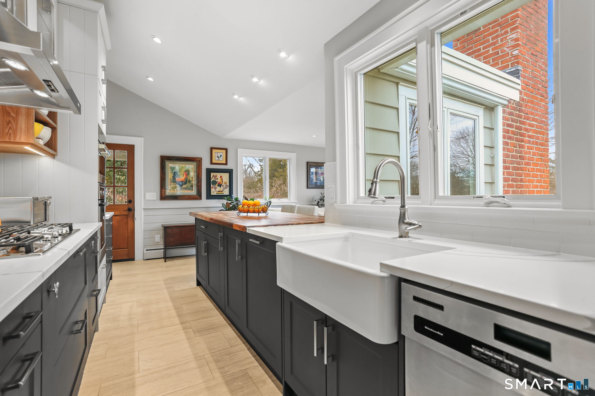 98 Comstock Hill Avenue