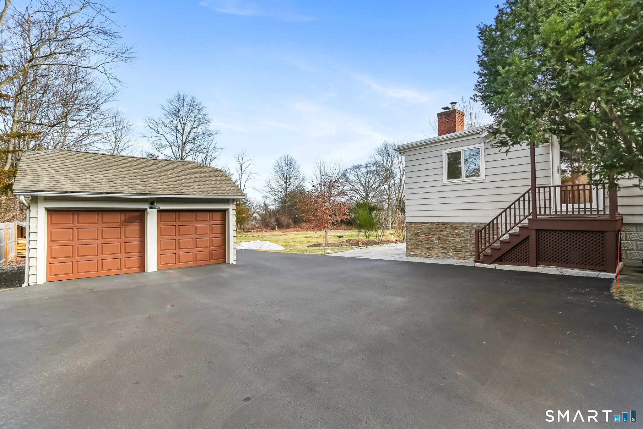 98 Comstock Hill Avenue