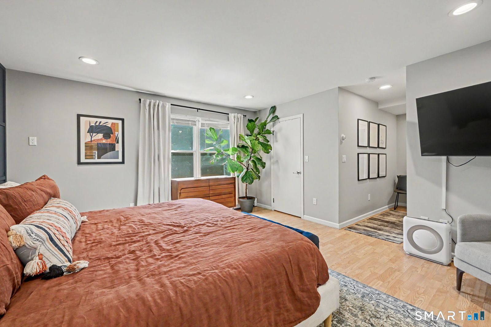 200 Woodridge Drive South