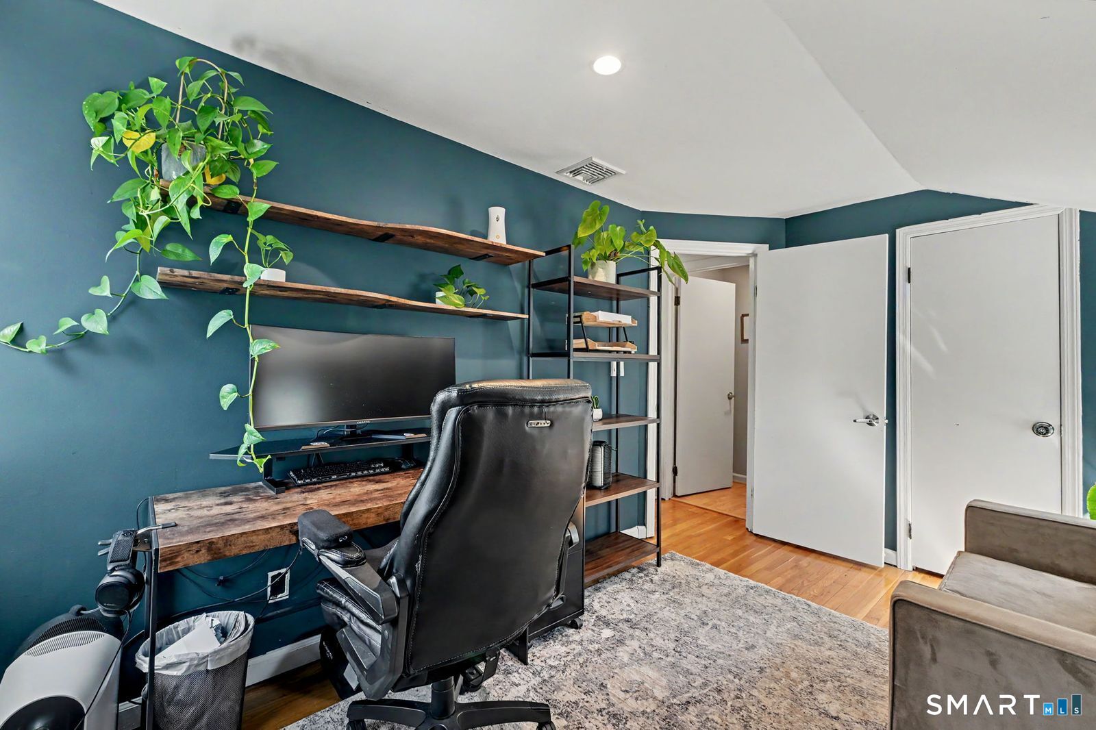 200 Woodridge Drive South