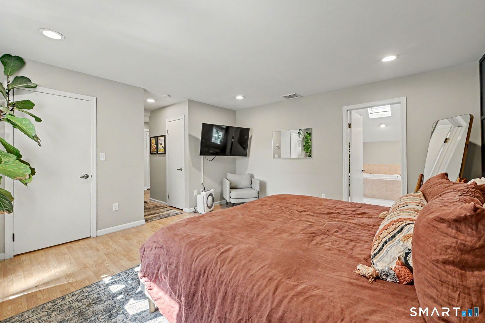 200 Woodridge Drive South