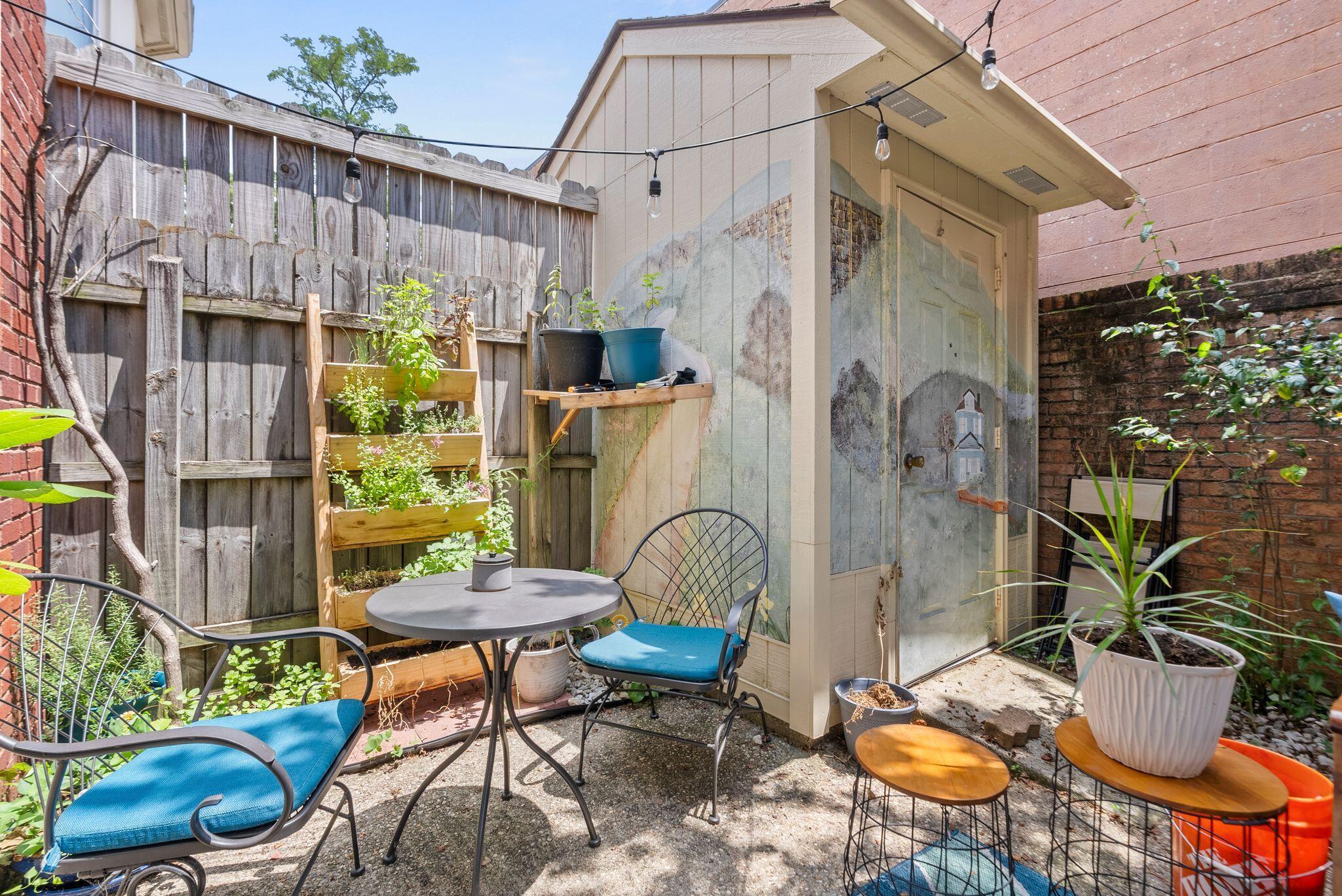 541 West Short Street Unit: 27