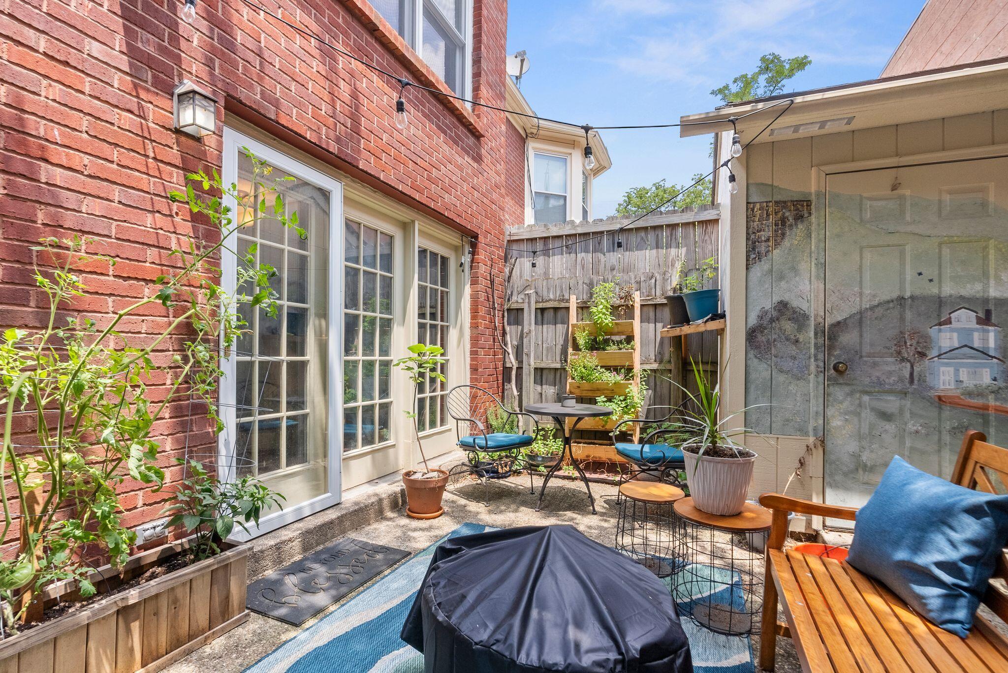 541 West Short Street Unit: 27