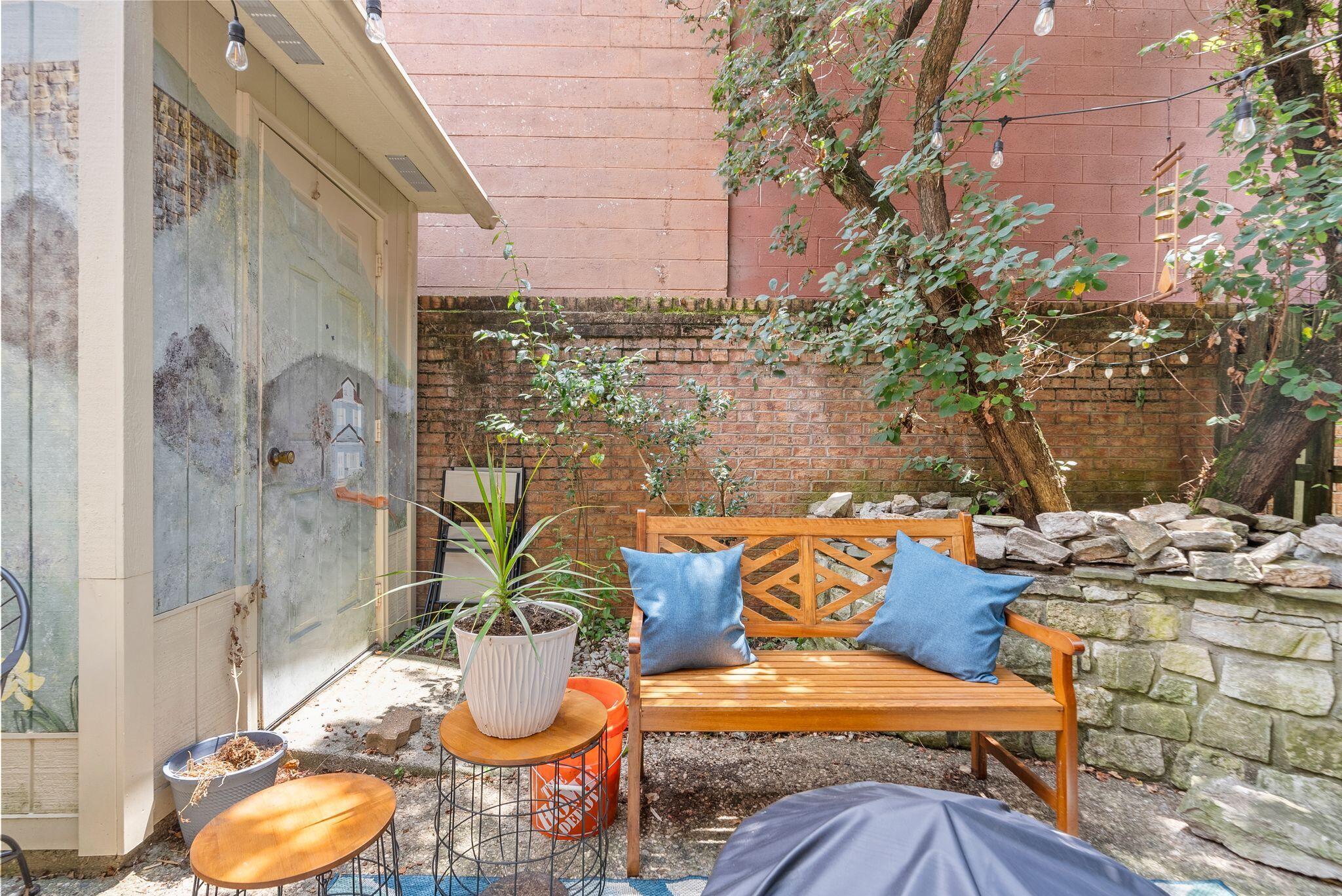 541 West Short Street Unit: 27