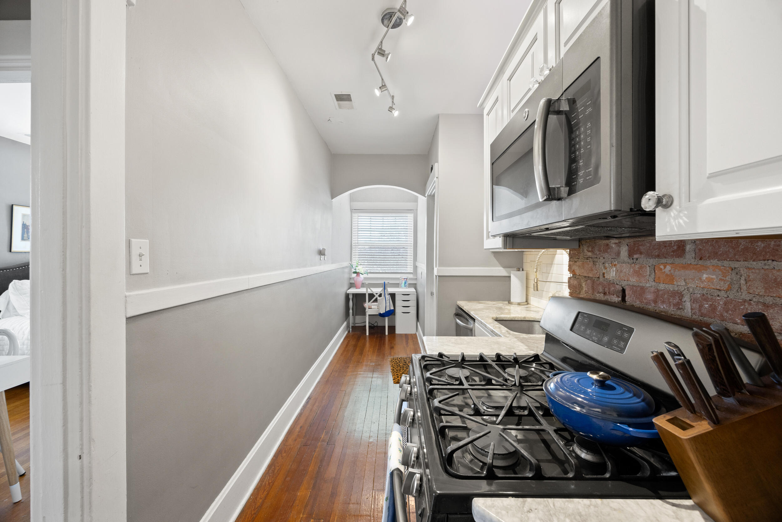 1127 Richmond Road 3