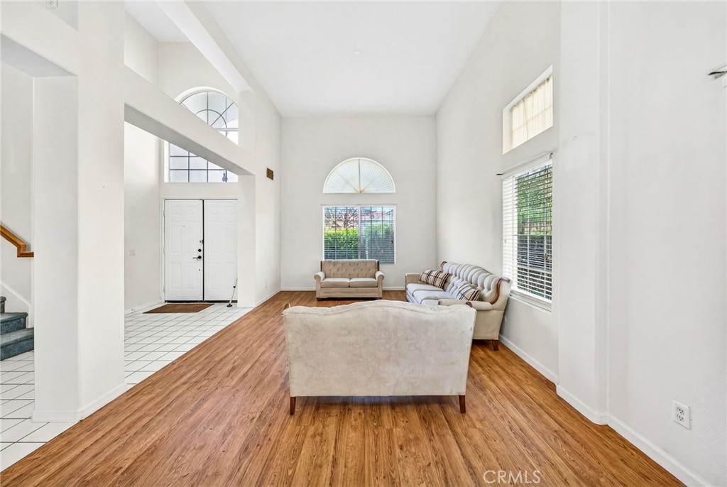 1137 Avenida Roundelay