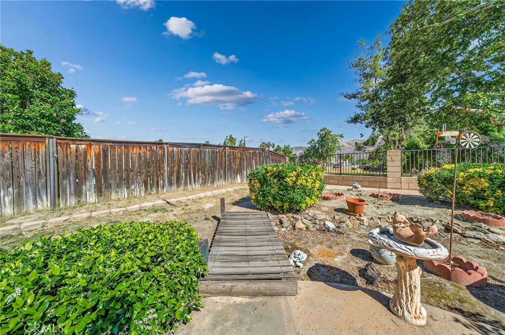 1137 Avenida Roundelay