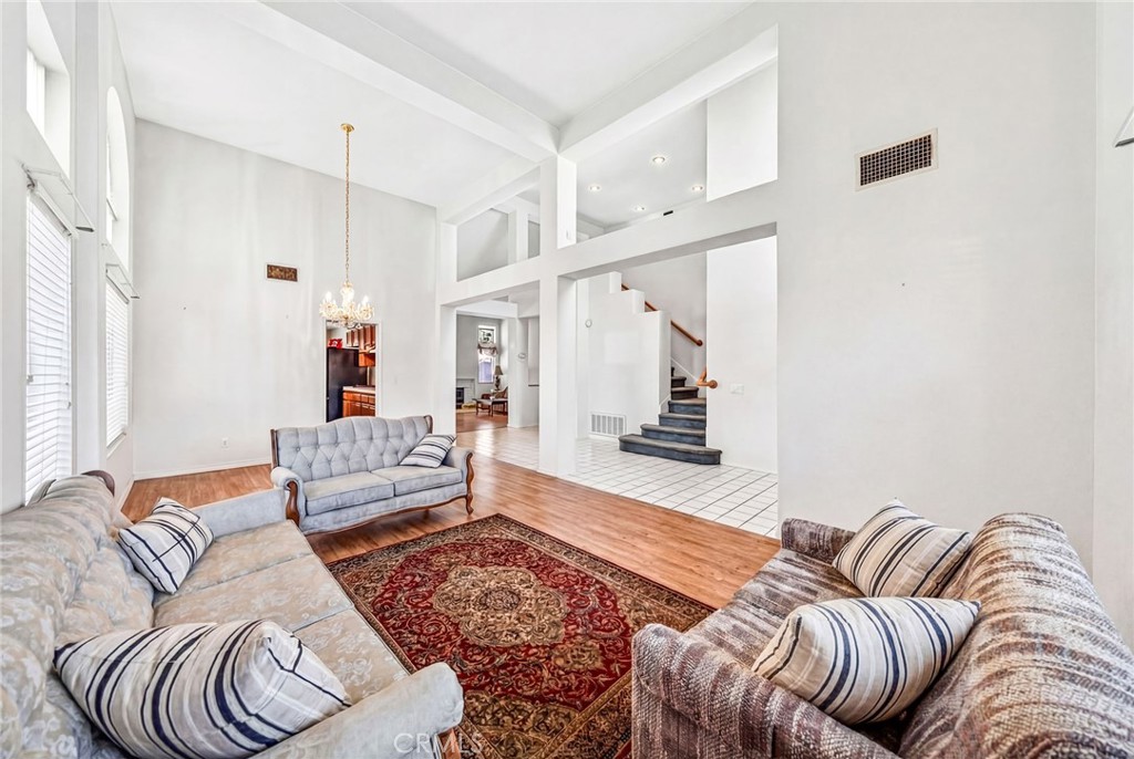 1137 Avenida Roundelay