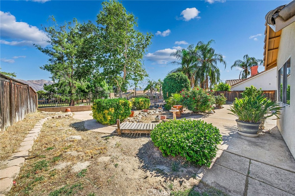 1137 Avenida Roundelay
