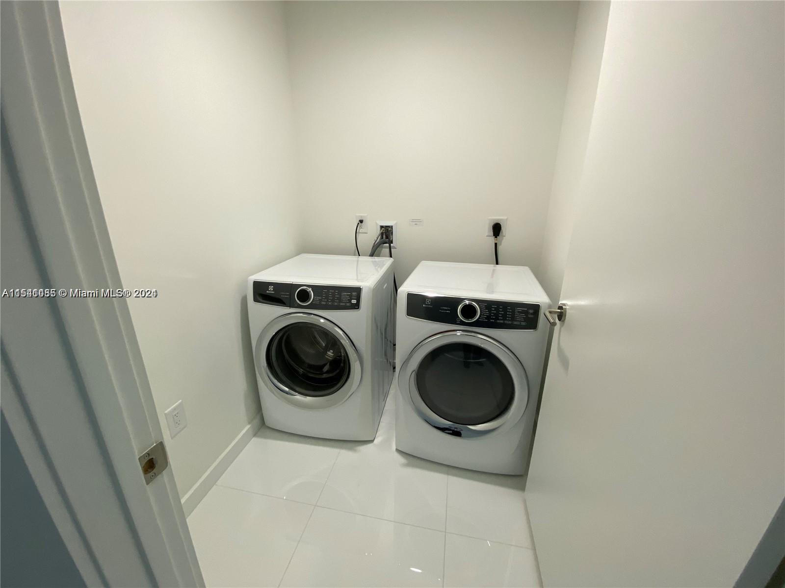851 NE 1st Ave # 1207