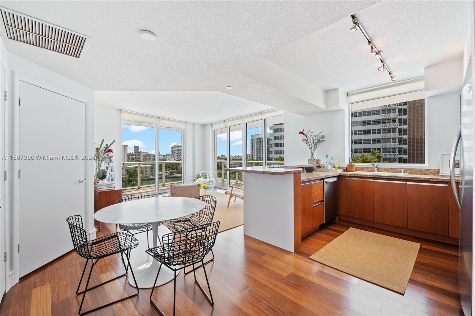 10 Venetian Way # 605
