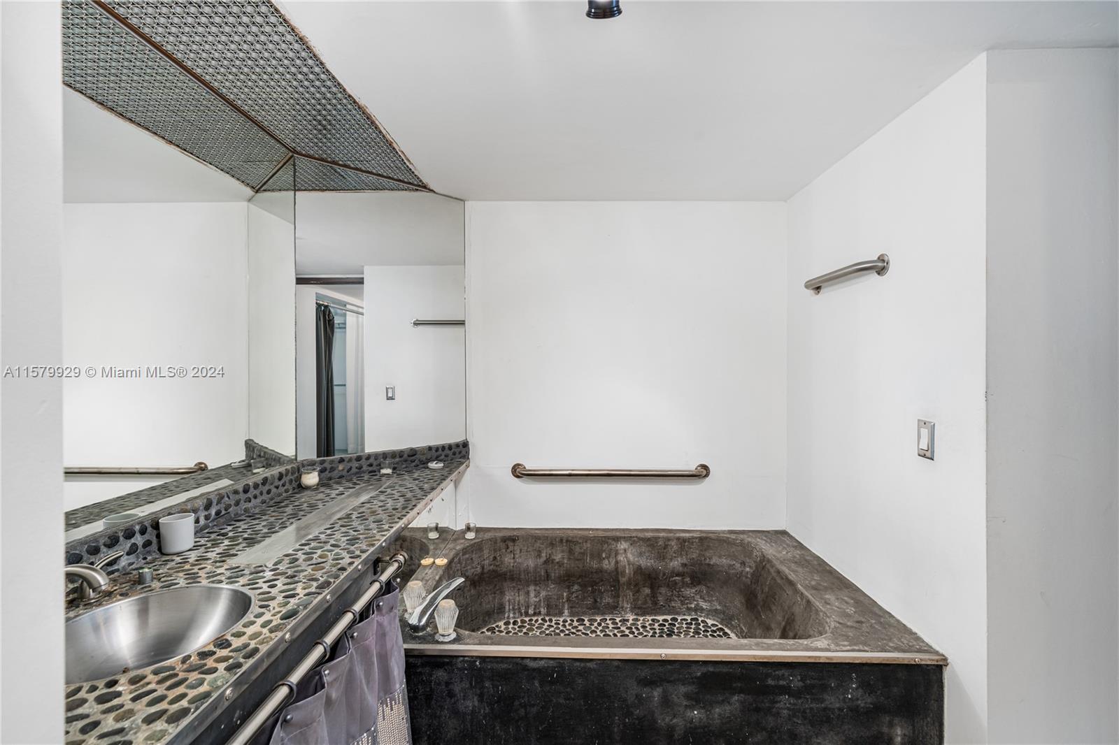 1717 N Bayshore Dr # 1937 Unit: A-1937