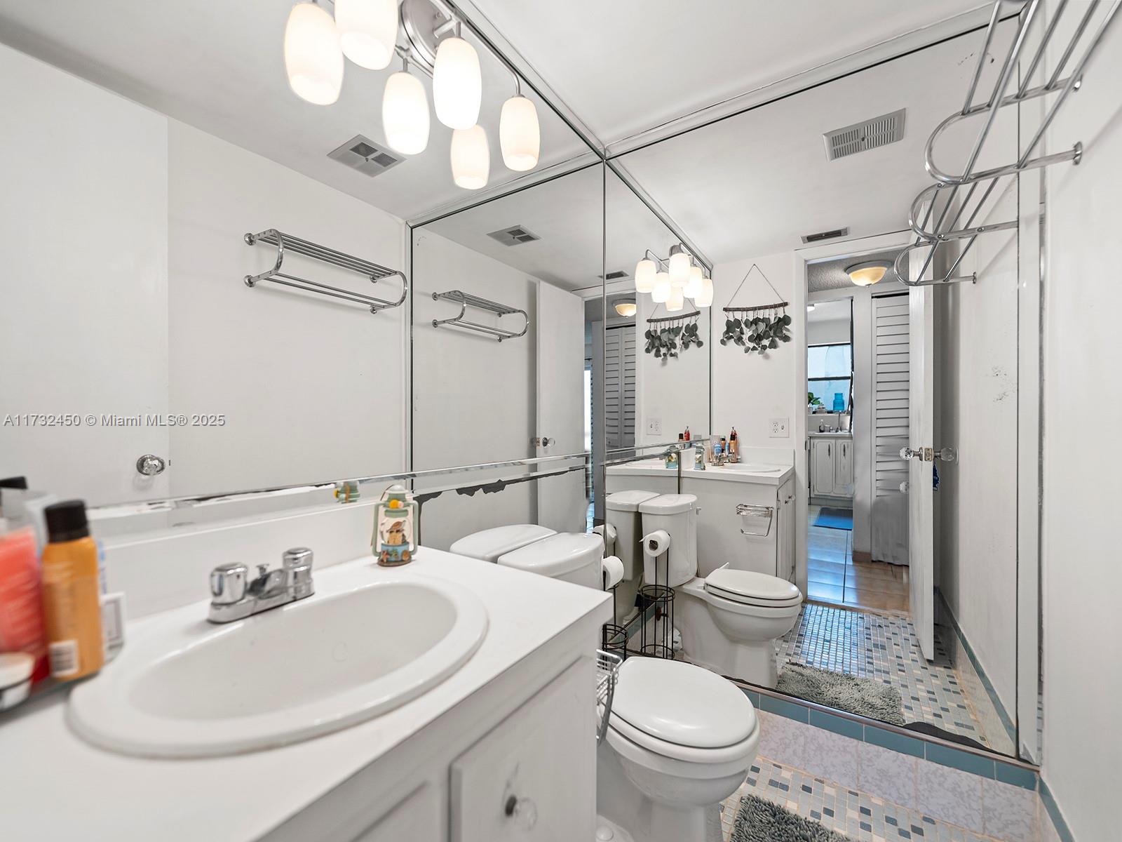 1334 Collins Ave # 504
