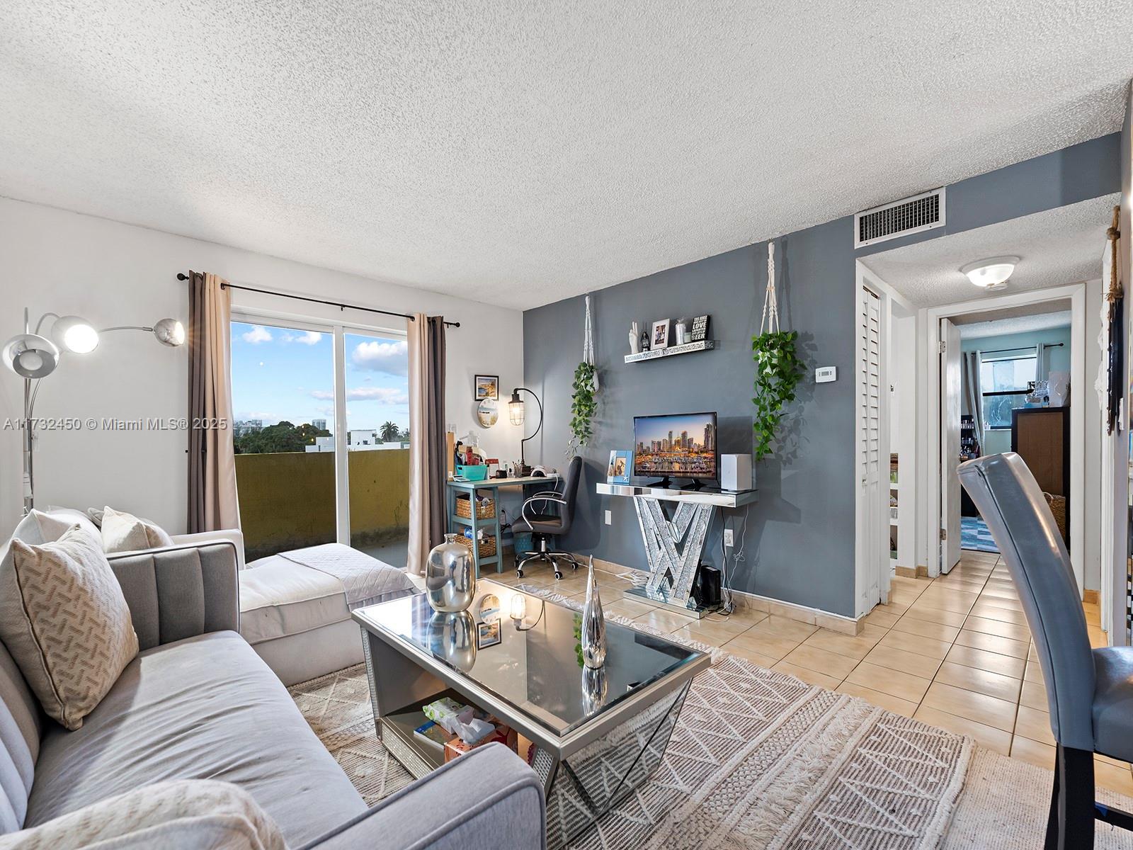 1334 Collins Ave # 504