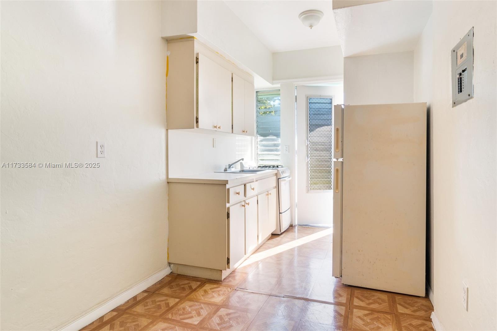 835 Alton Rd # 12A