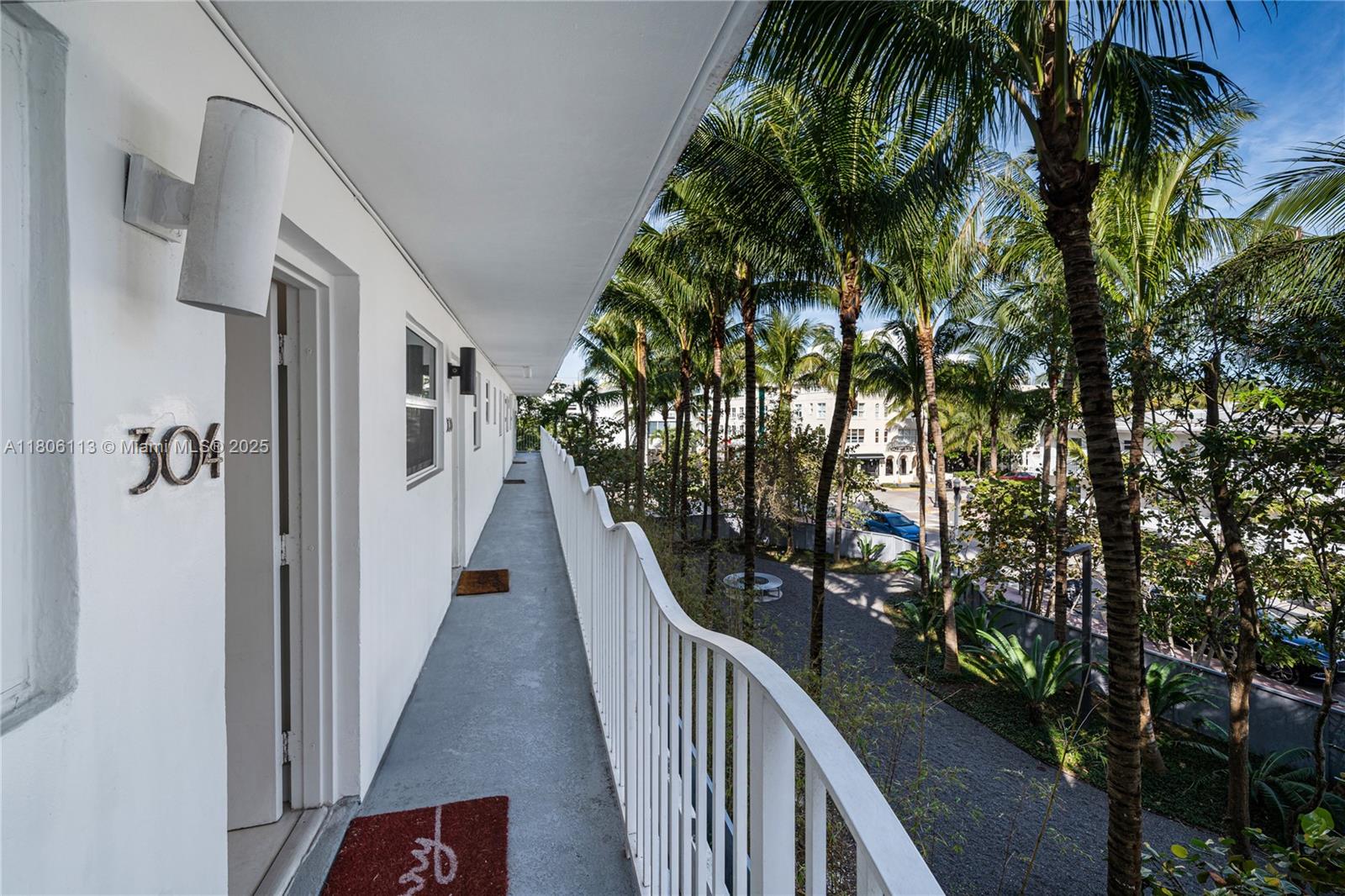 61 Collins Ave # 304