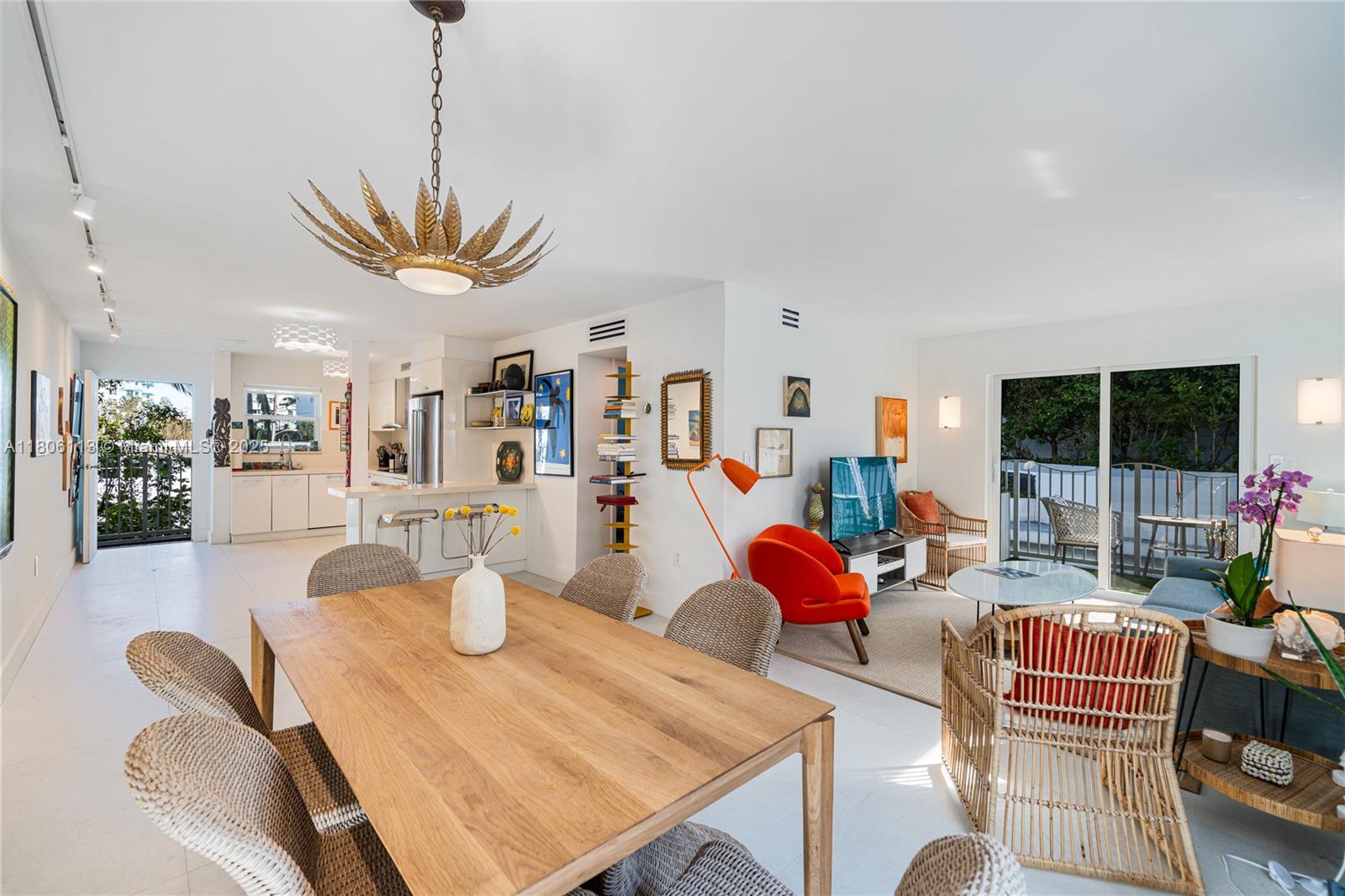 61 Collins Ave # 304