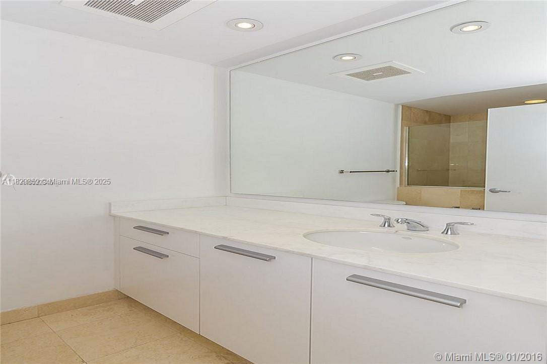 1060 BRICKELL AV # 2611