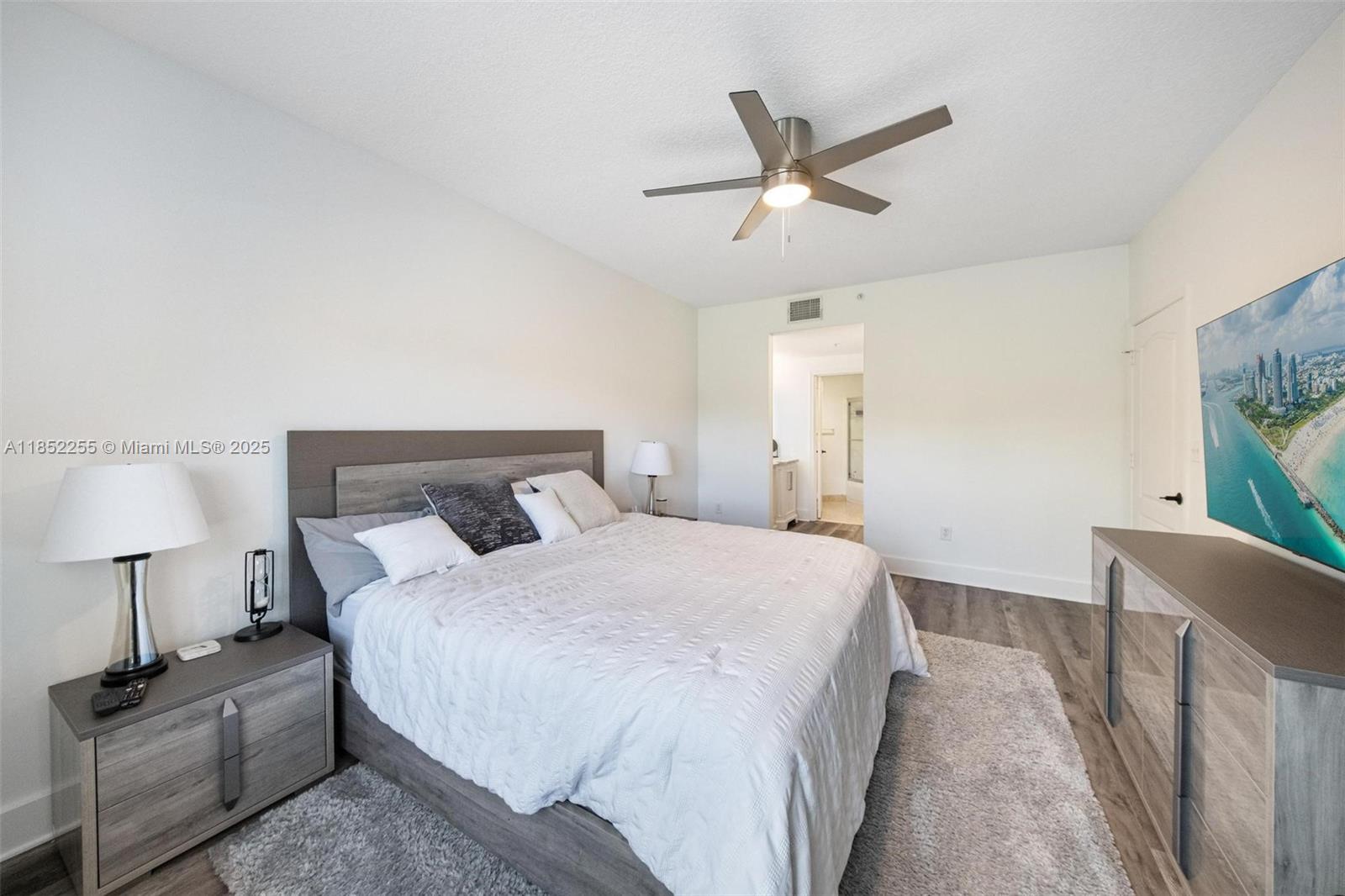 800 Uno Lago Dr # 301