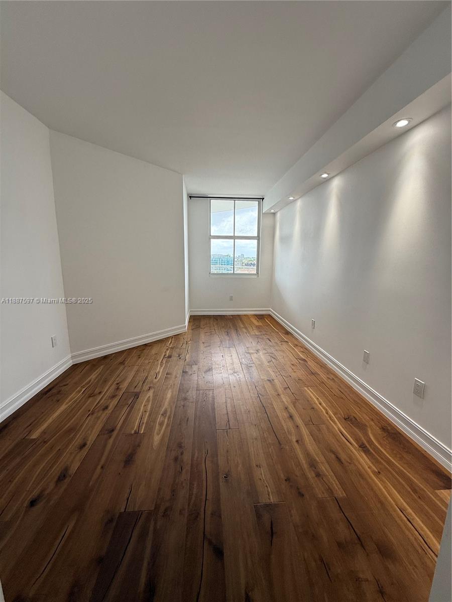 9751 E Bay Harbor Dr # 9C