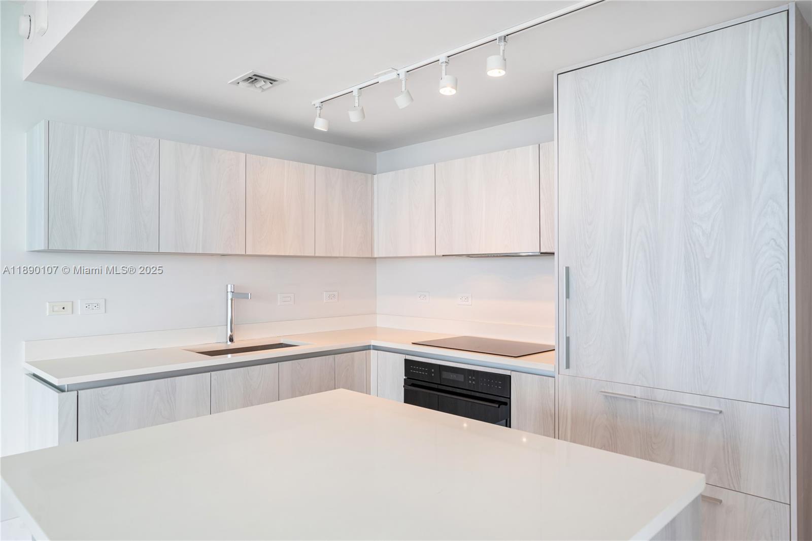 3131 NE 7th Ave # 4706