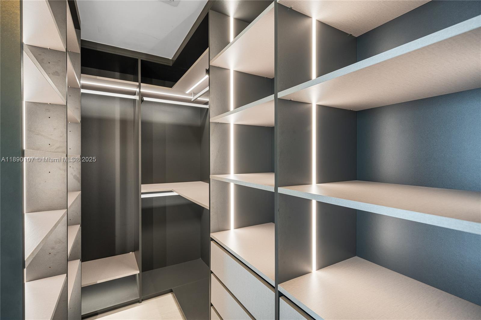 3131 NE 7th Ave # 4706