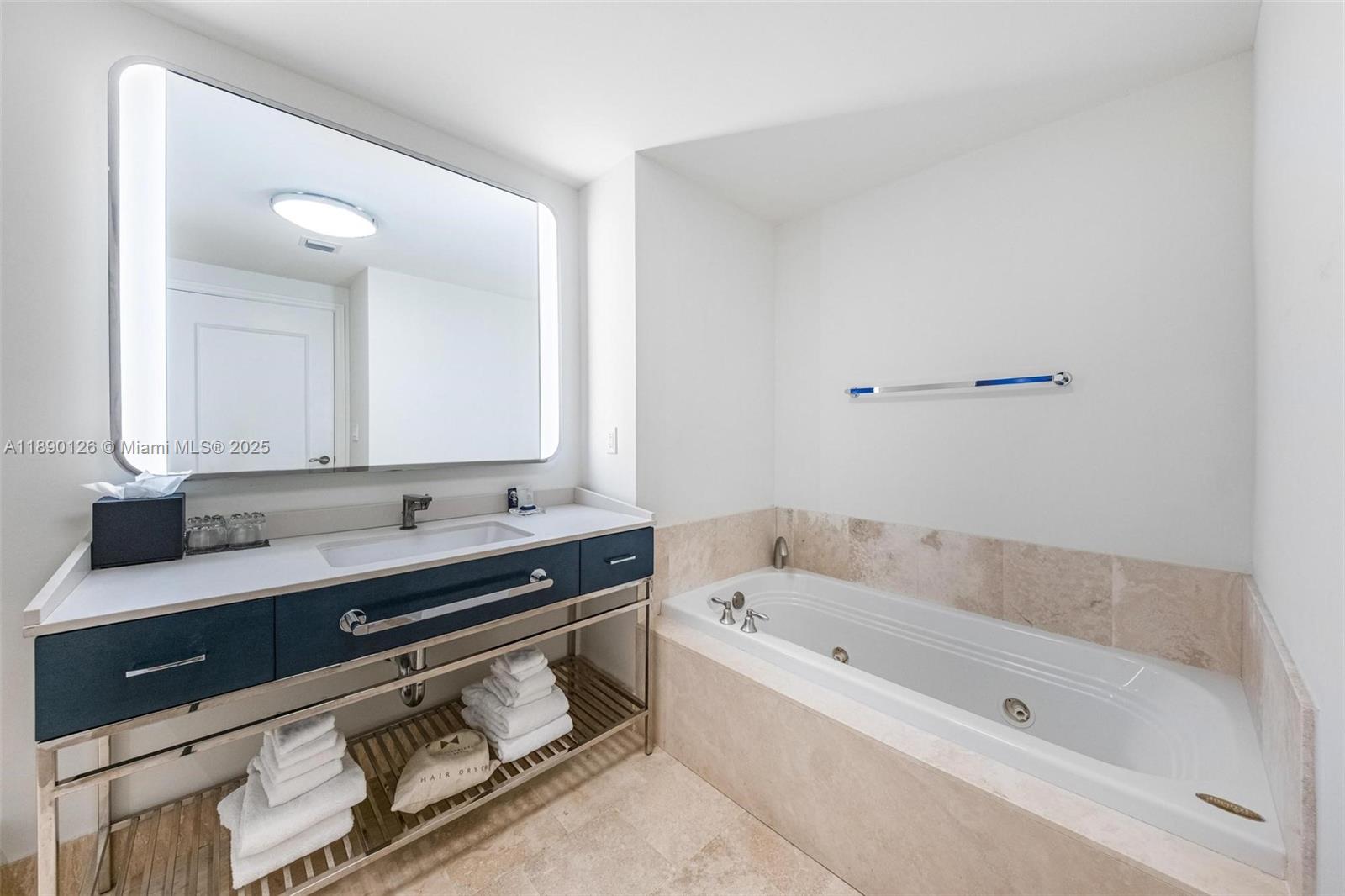 4401 Collins Ave # 3310
