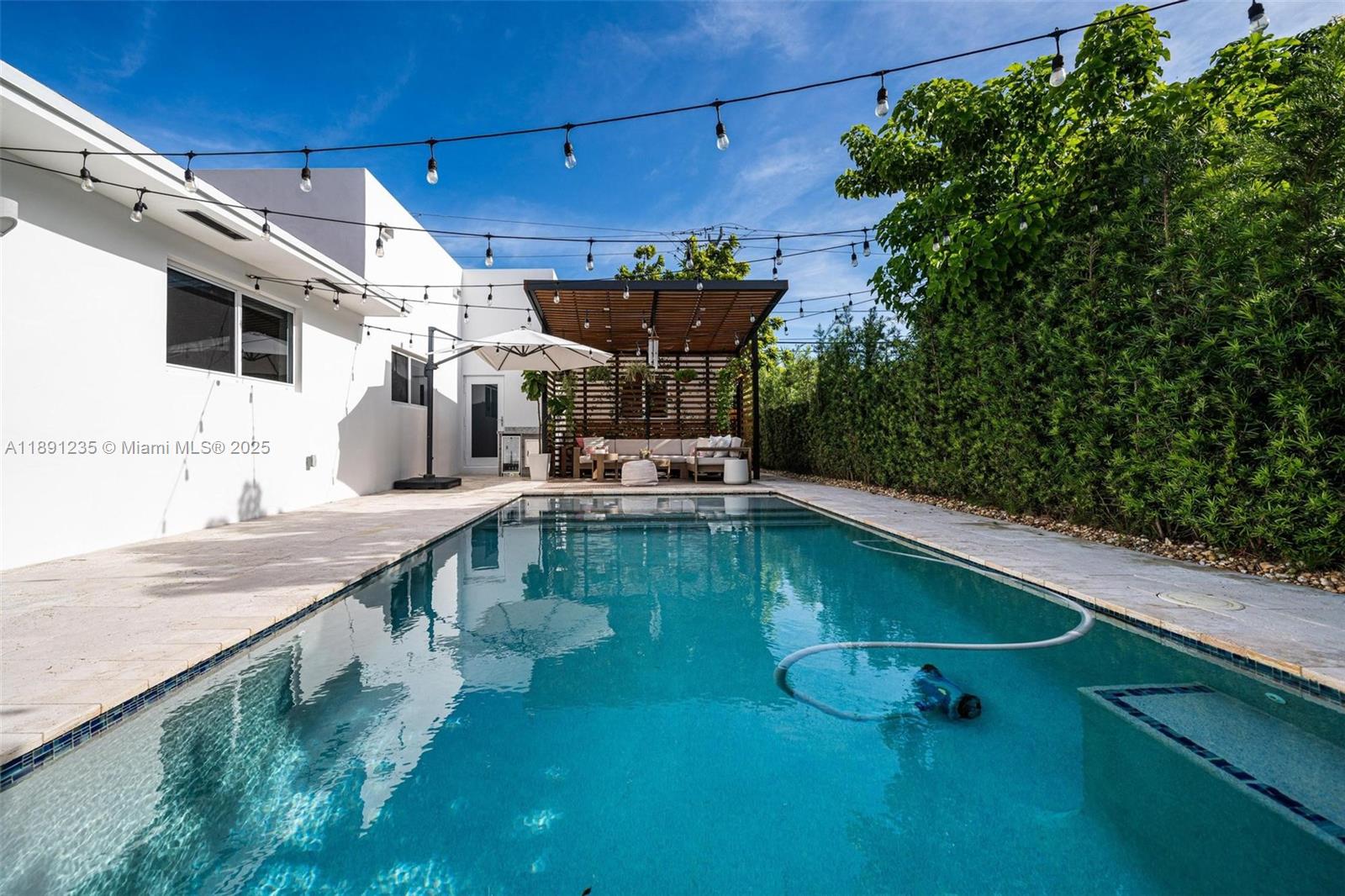 2437 SW 25th Ter