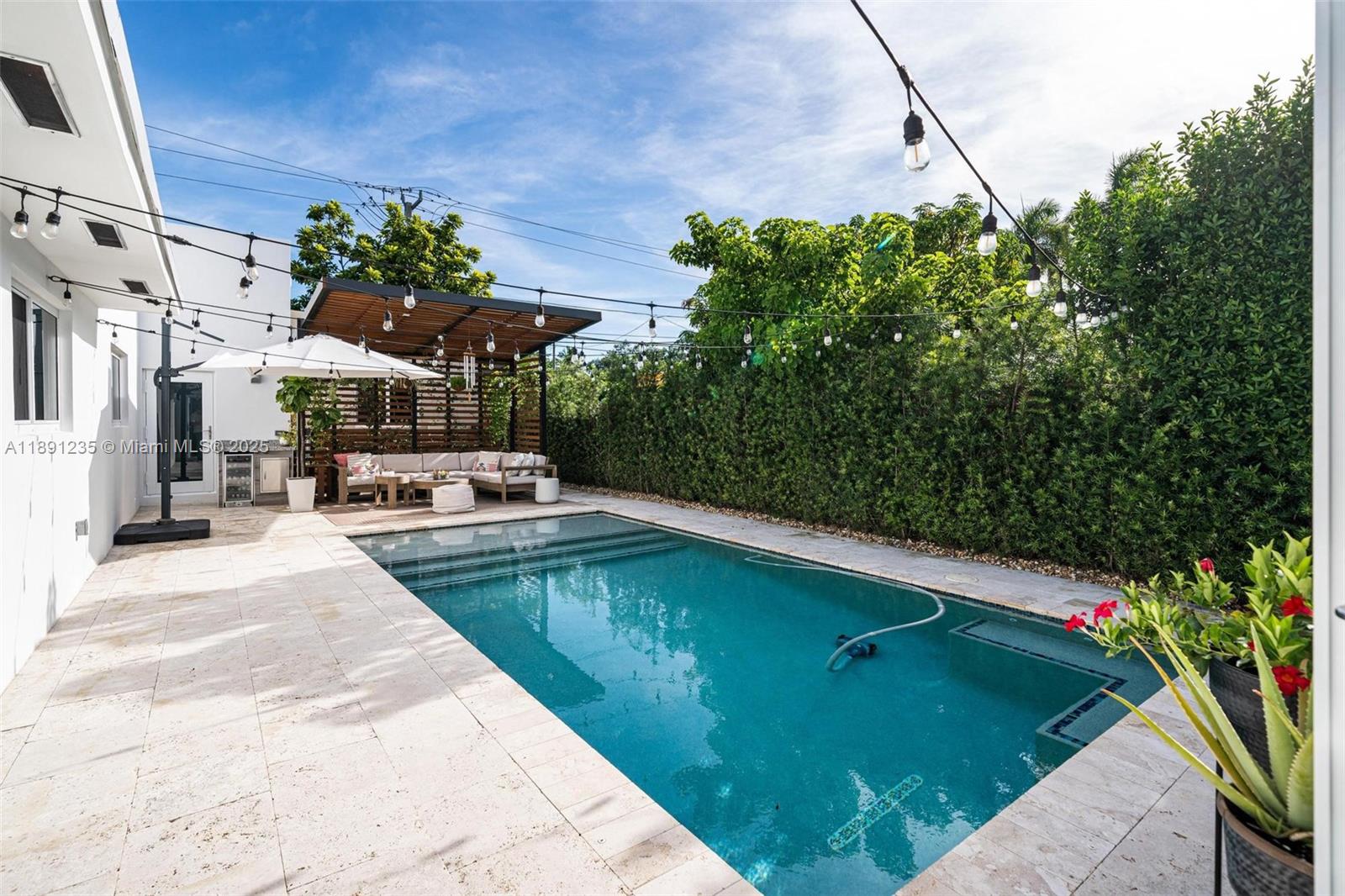 2437 SW 25th Ter