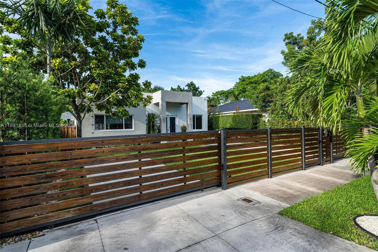 2437 SW 25th Ter