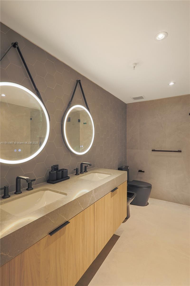 17375 Collins Ave # 2701