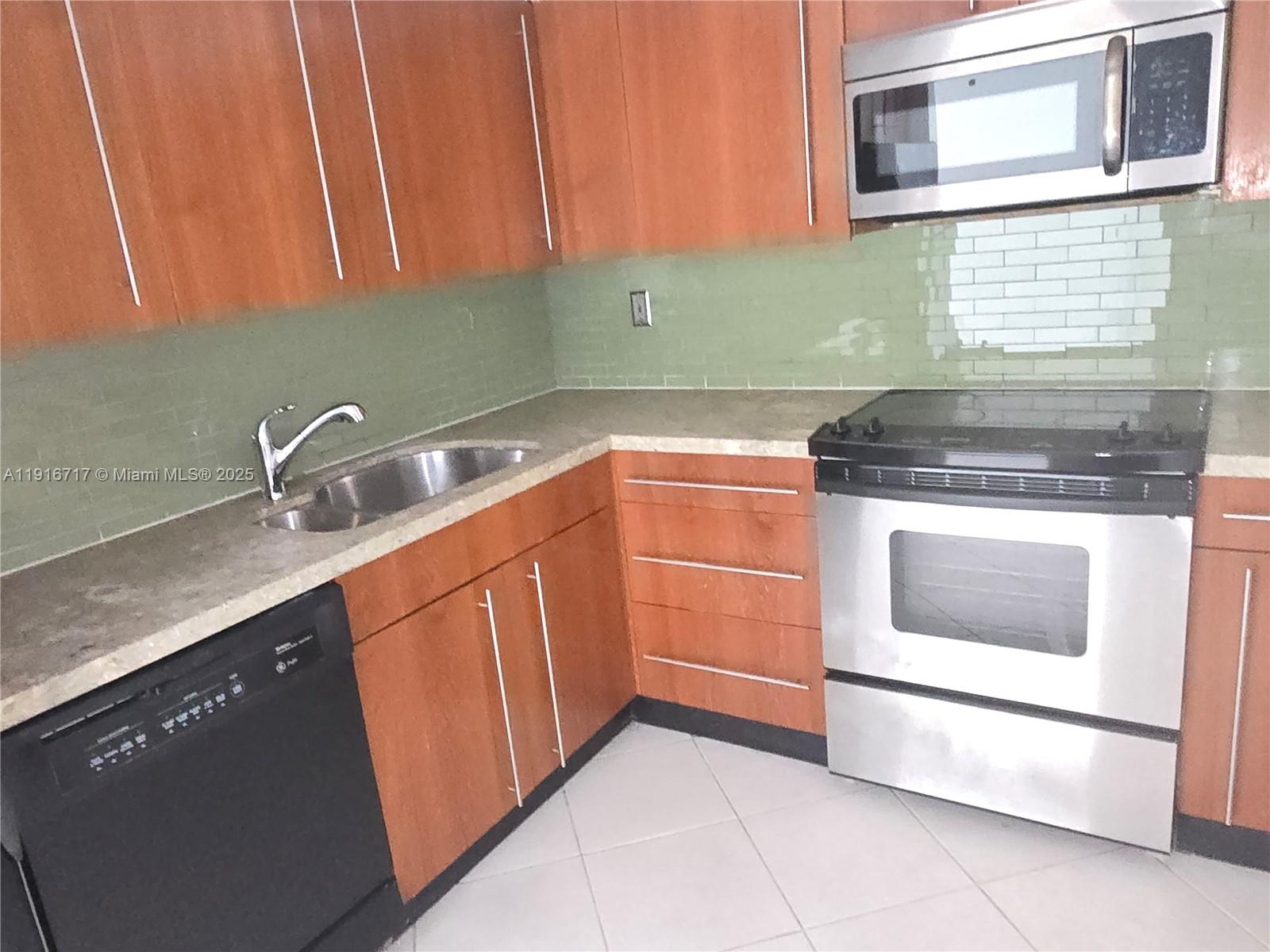 1775 Washington Ave # 4G