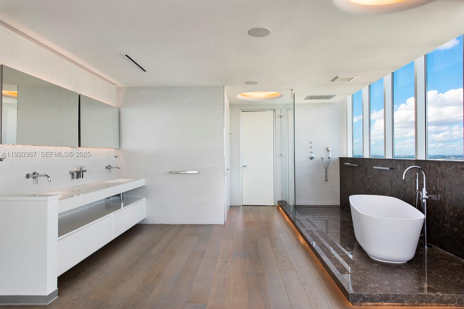 2020 N Bayshore Dr Unit: PH4502