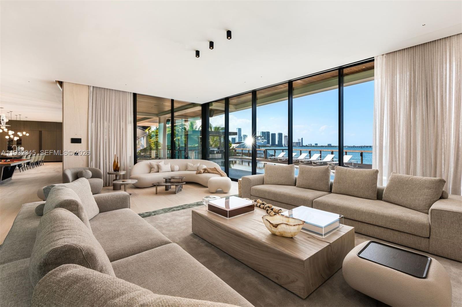 1413 N Venetian Way