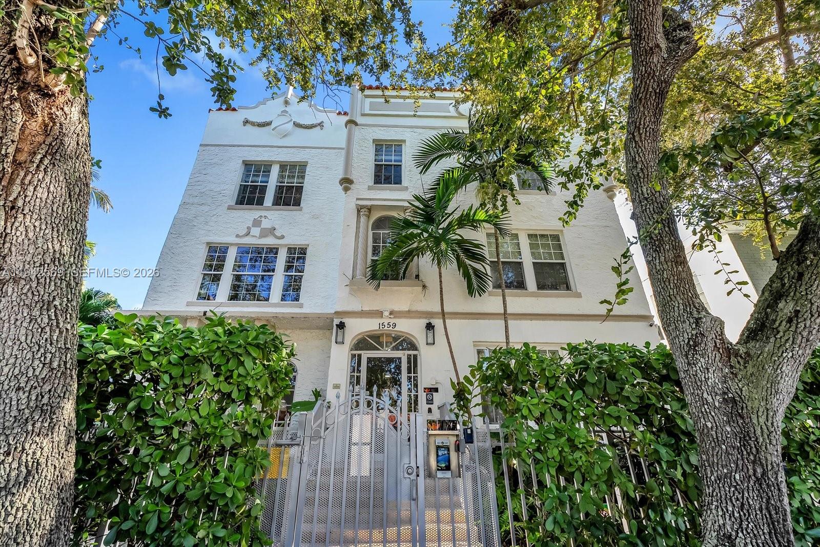 1559 Michigan Ave # 301