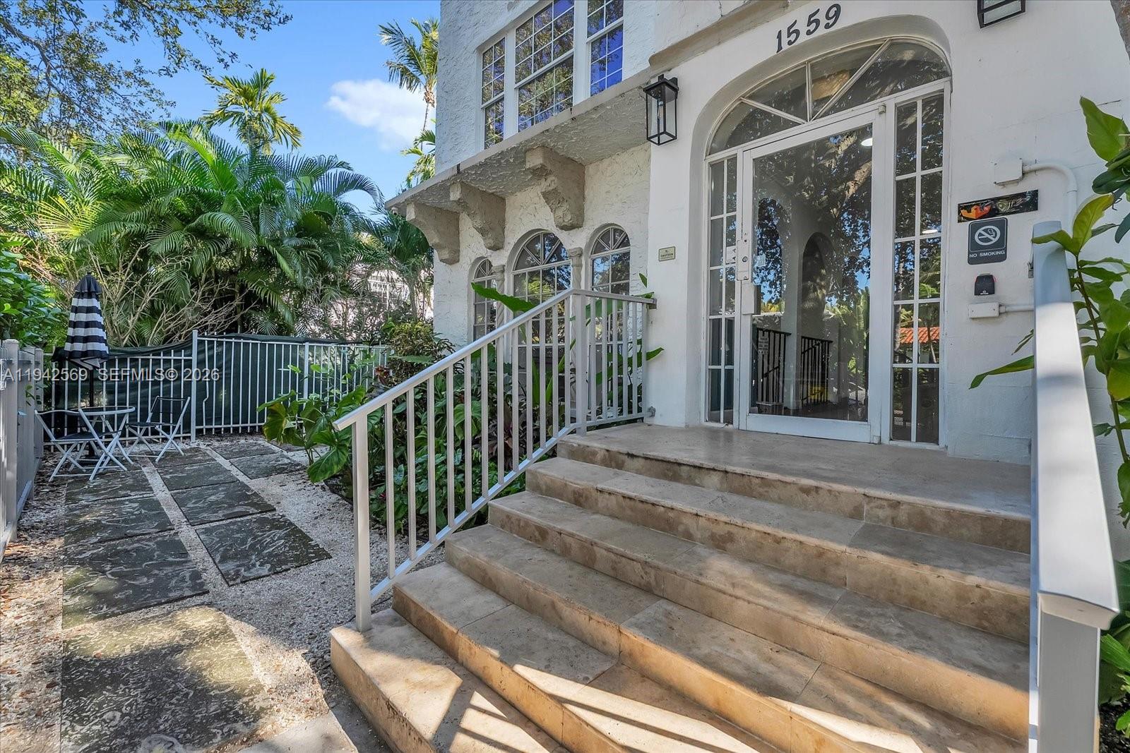 1559 Michigan Ave # 301