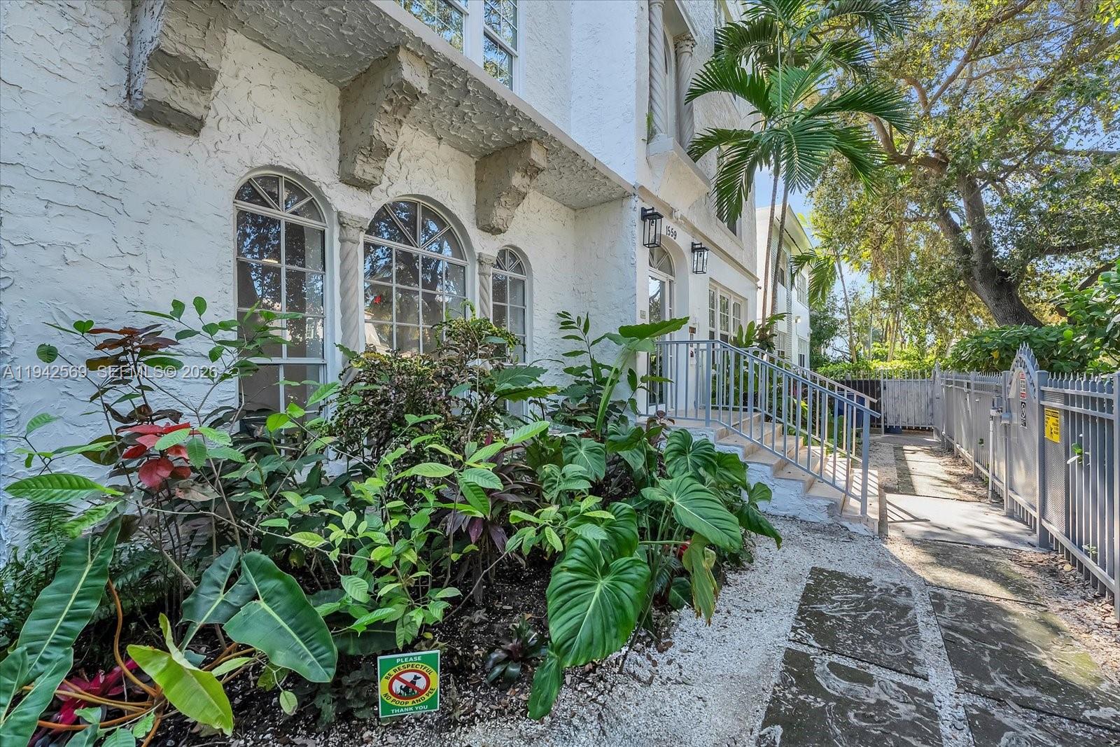 1559 Michigan Ave # 301