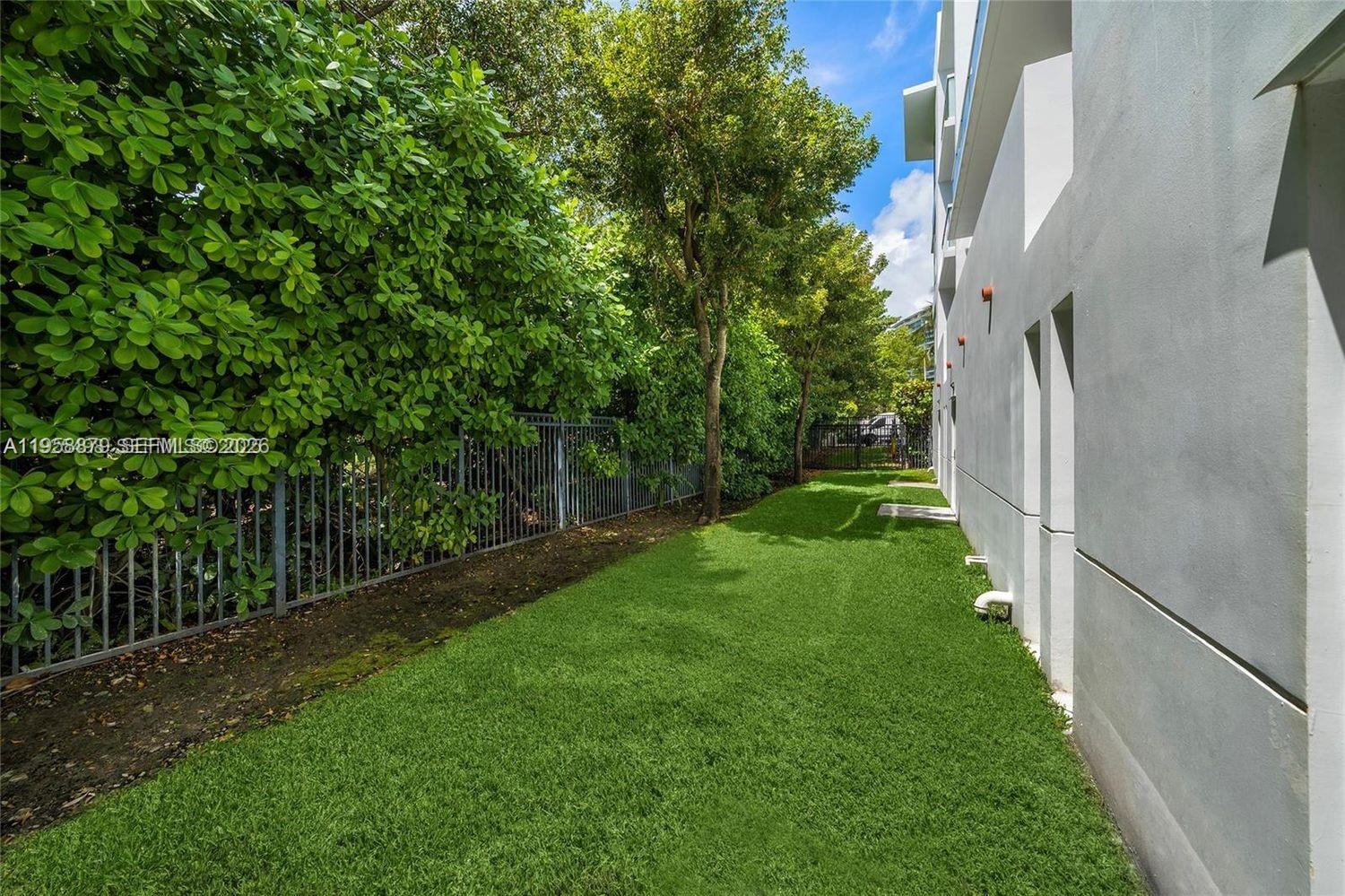 100 S Pointe Dr # 13 Unit: TH-13