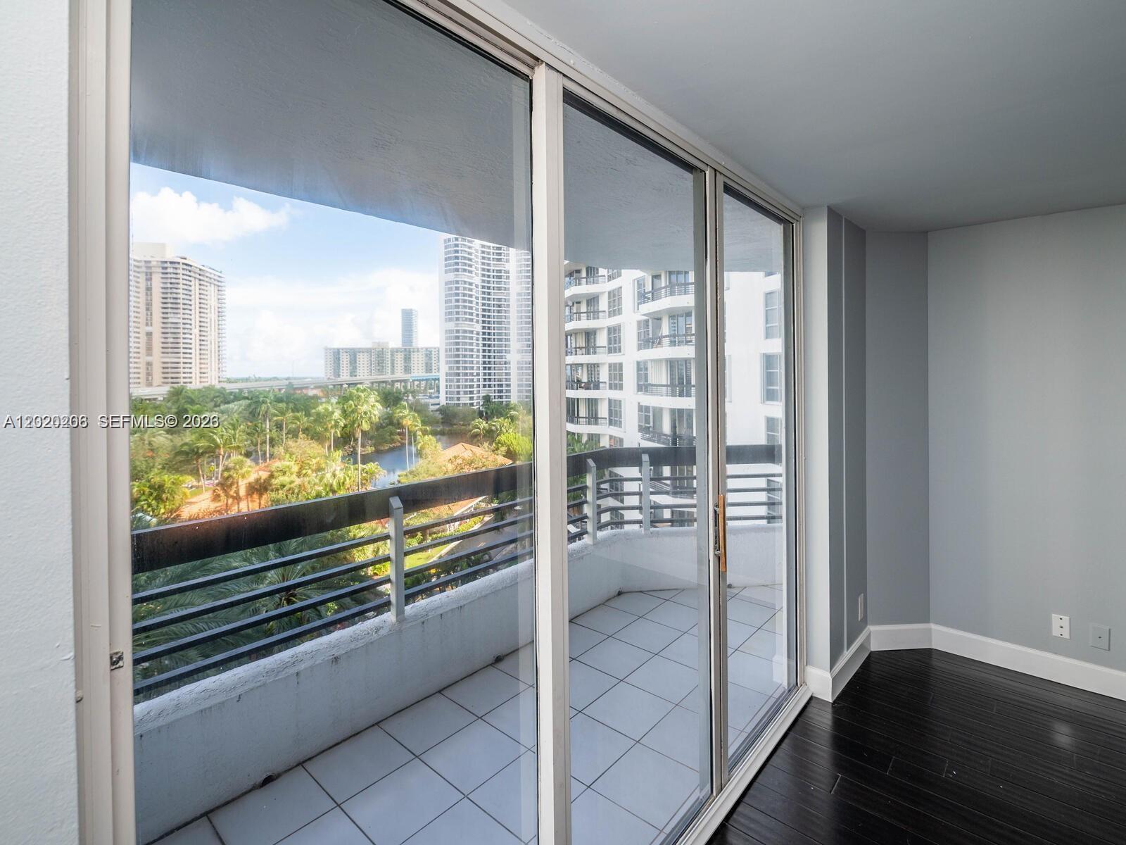 3600 Mystic Pointe Dr # 808