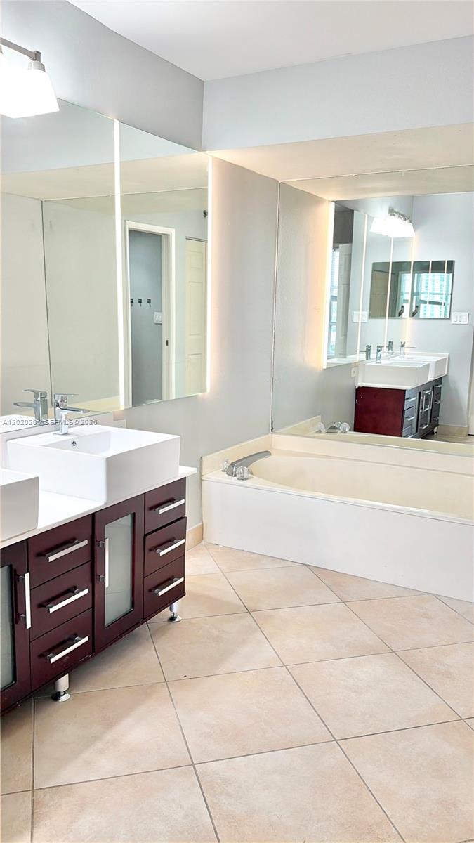 3600 Mystic Pointe Dr # 808