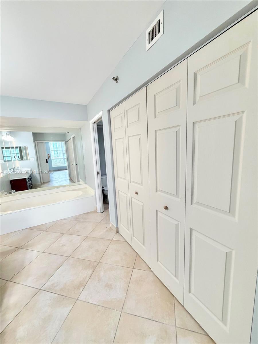 3600 Mystic Pointe Dr # 808