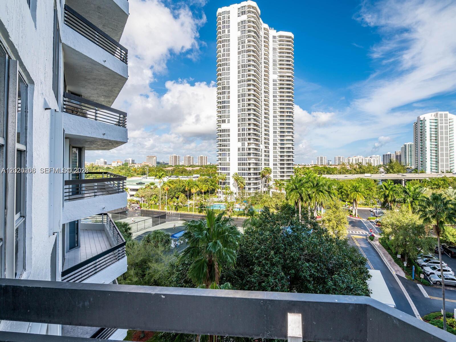 3600 Mystic Pointe Dr # 808