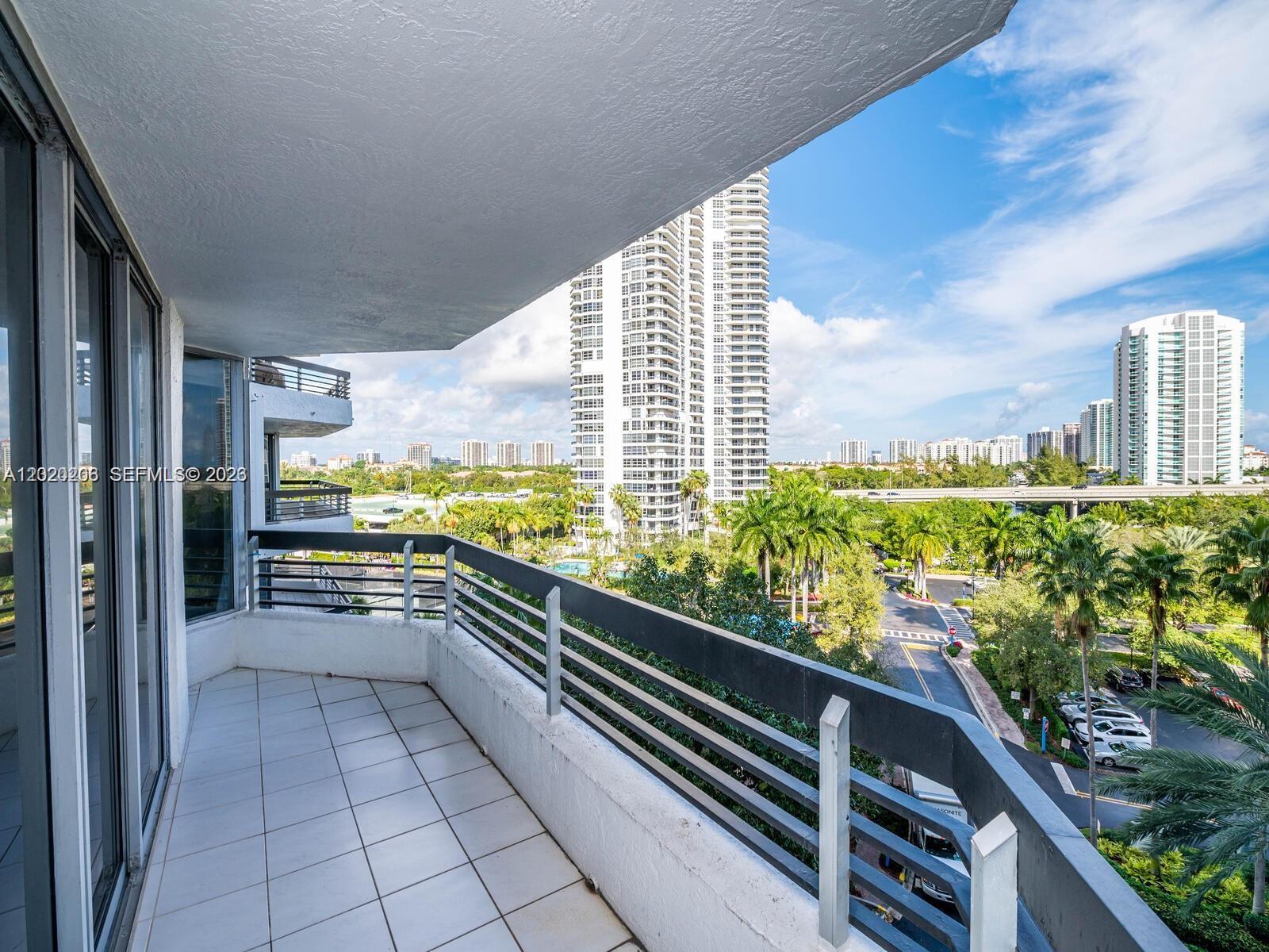3600 Mystic Pointe Dr # 808