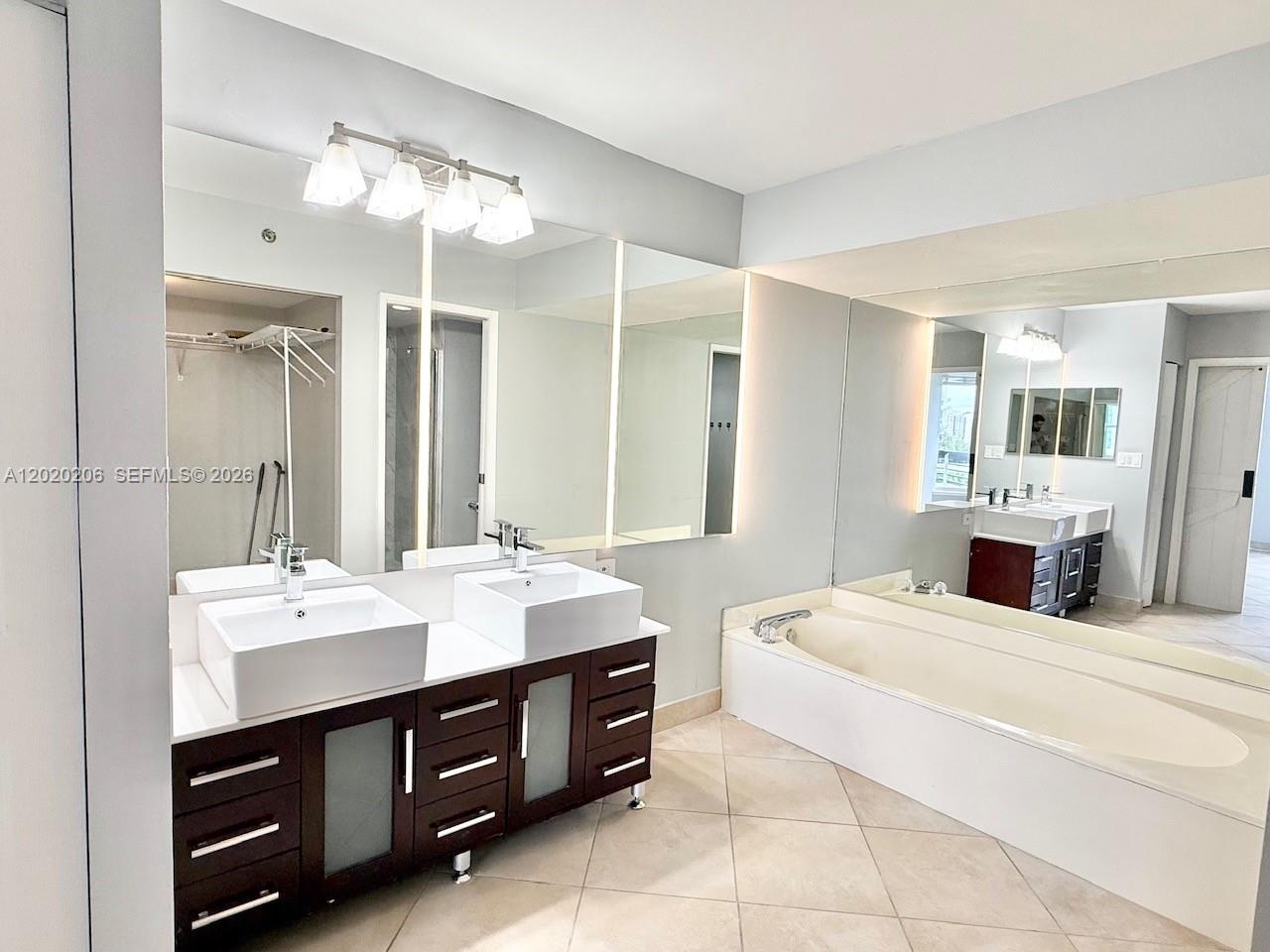 3600 Mystic Pointe Dr # 808
