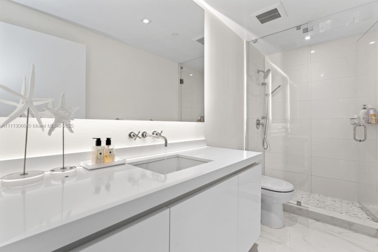 19143 Fisher Island Dr Unit: 19143
