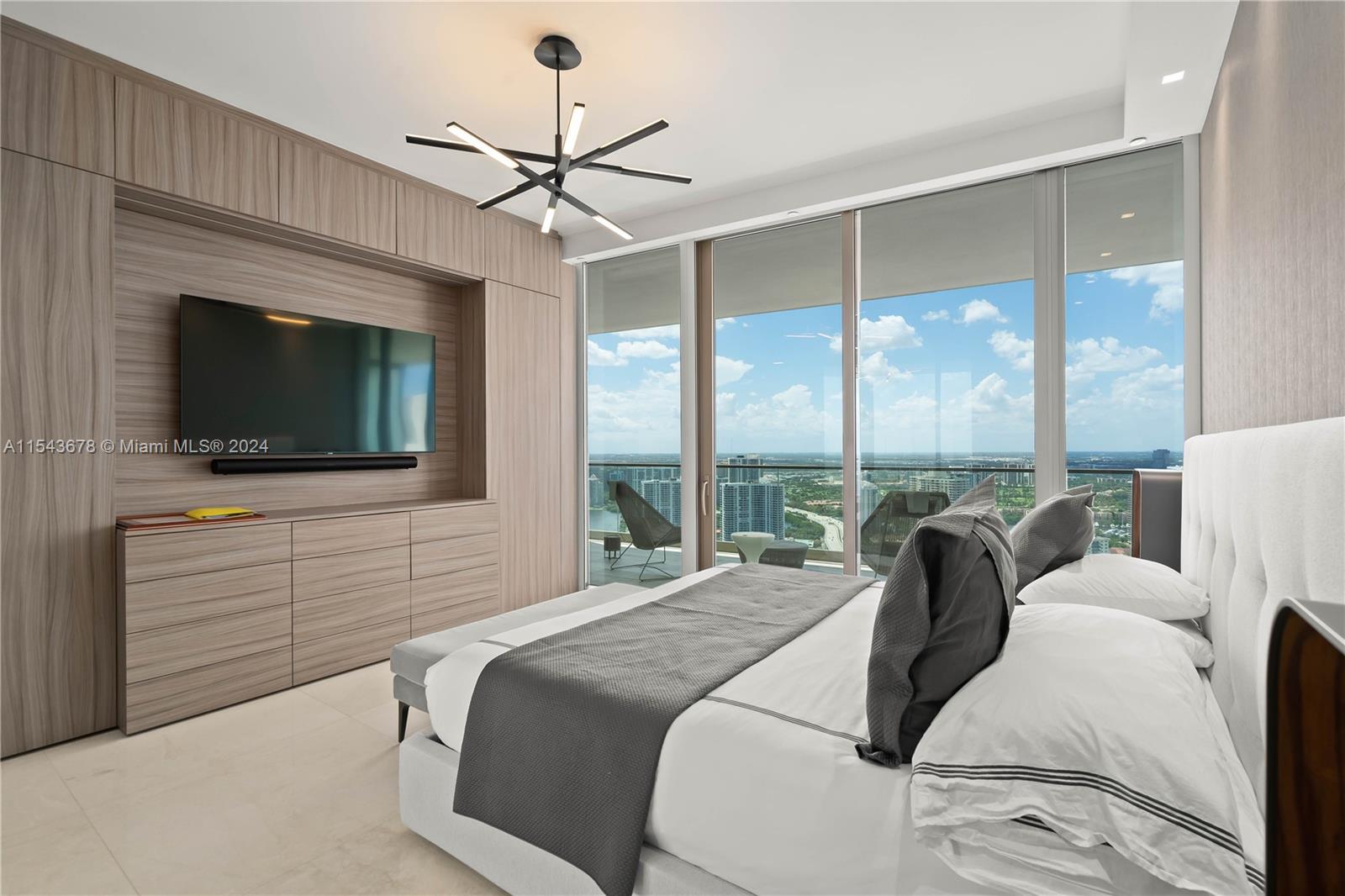 18975 Collins Ave # 3603
