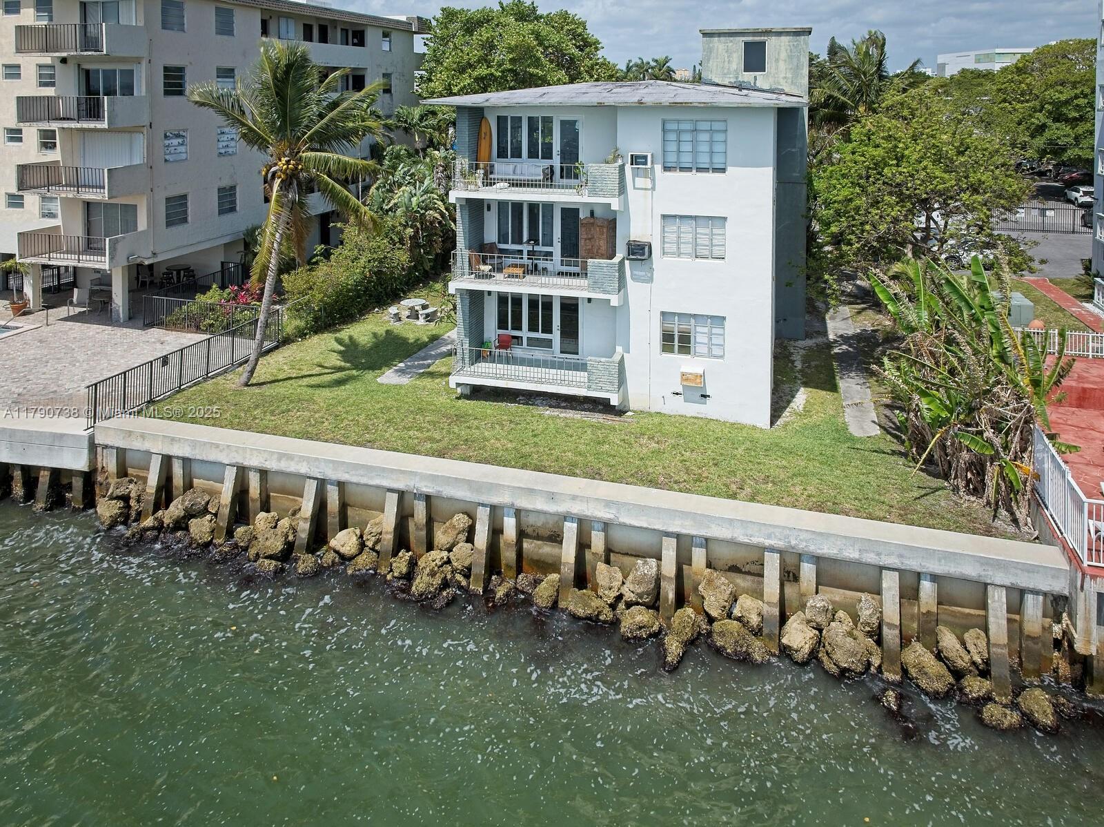 7805 NE Bayshore Ct
