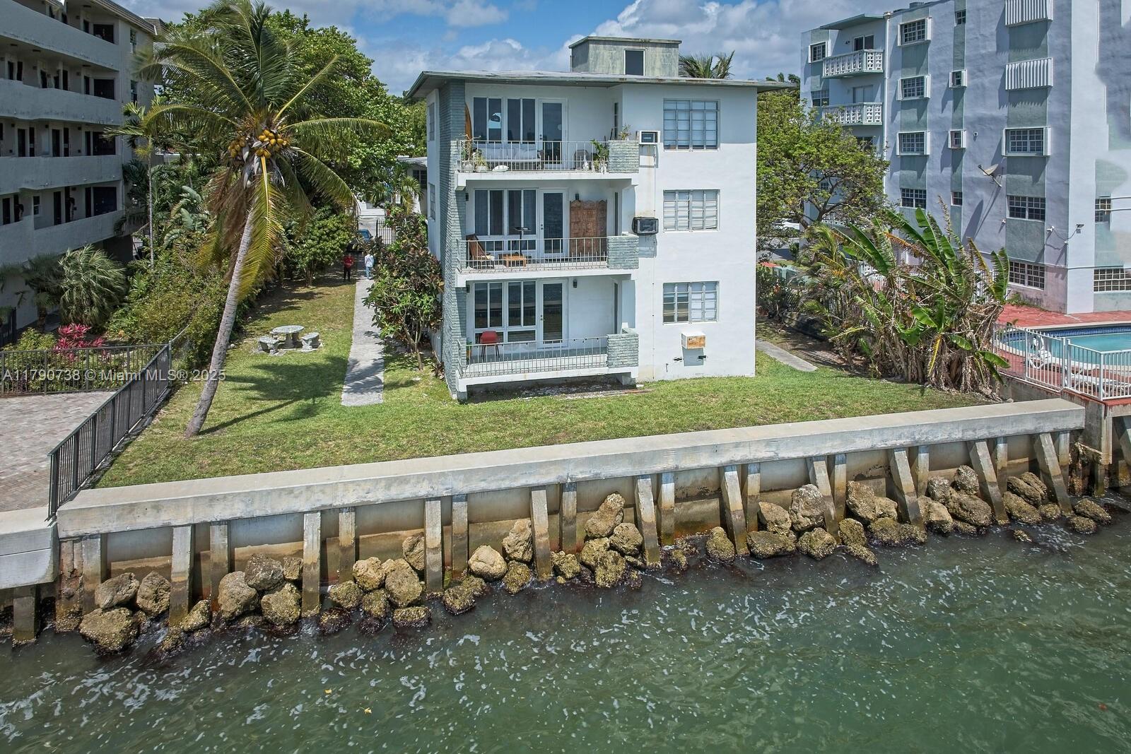 7805 NE Bayshore Ct