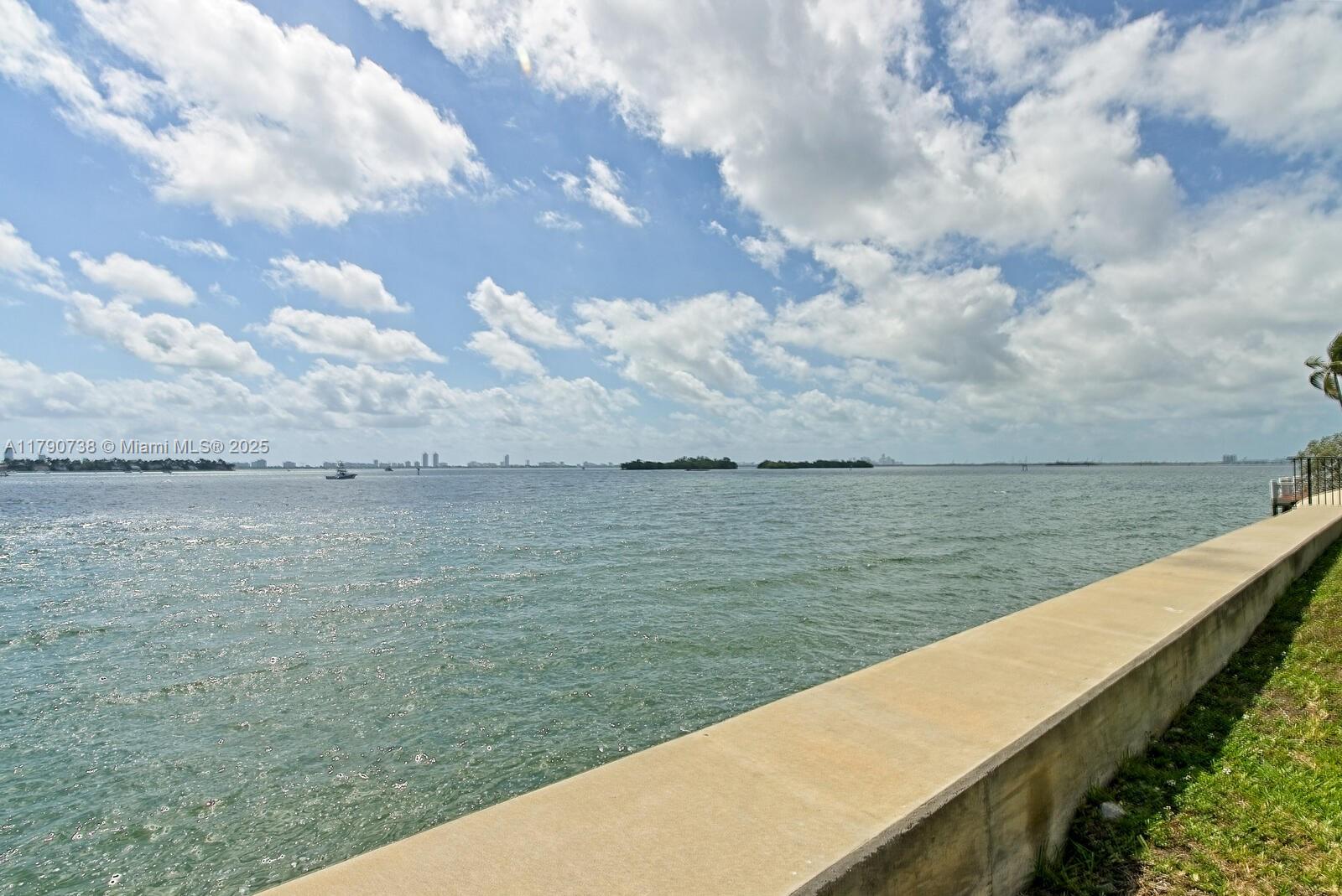 7805 NE Bayshore Ct