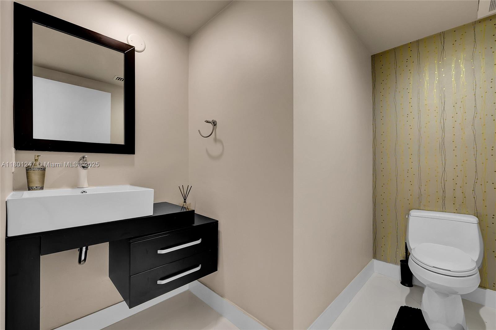 16275 Collins Ave # 2002